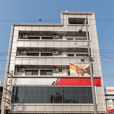 Hotel De Luxe Basai Road คูร์เคาน์ ภายนอก รูปภาพ