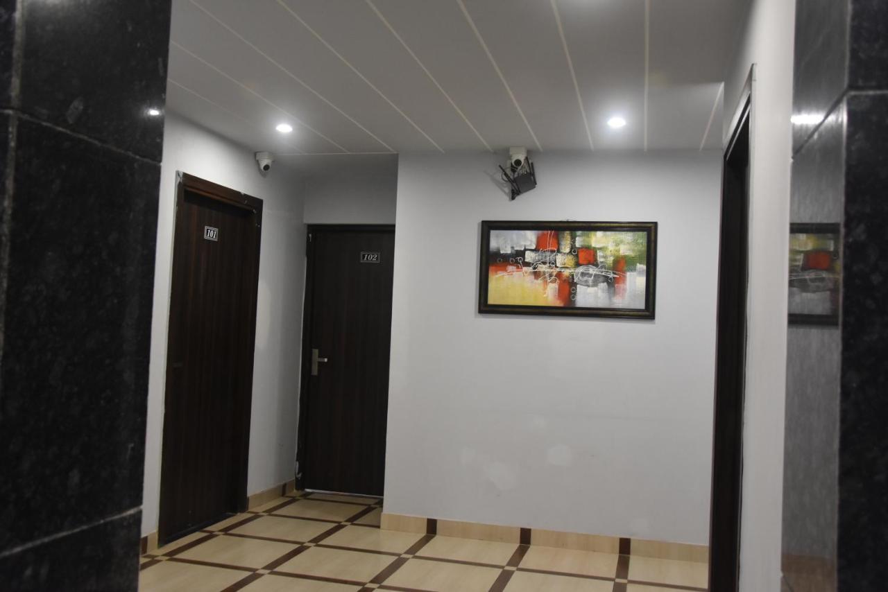 Hotel De Luxe Basai Road คูร์เคาน์ ภายนอก รูปภาพ