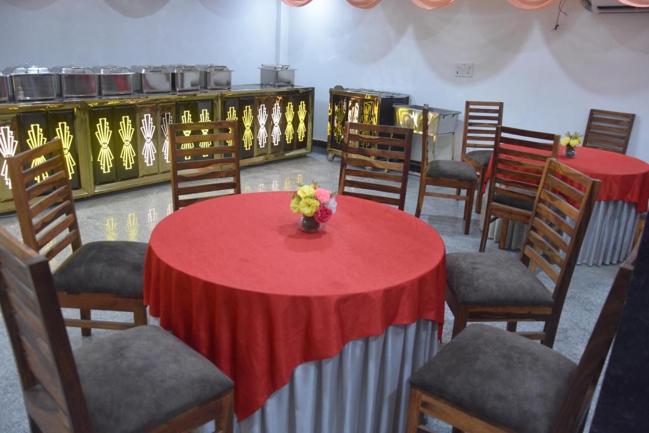 Hotel De Luxe Basai Road คูร์เคาน์ ภายนอก รูปภาพ