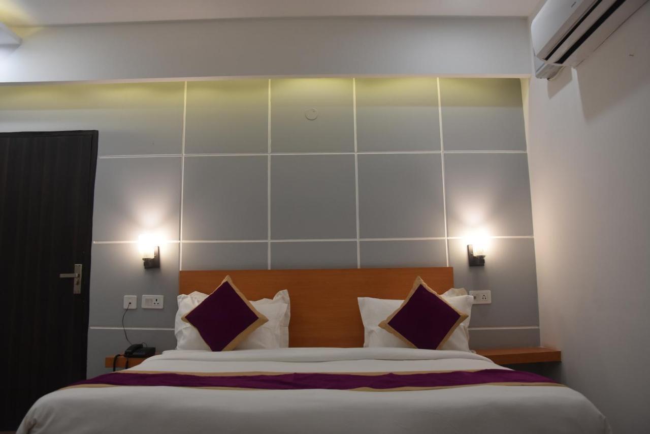Hotel De Luxe Basai Road คูร์เคาน์ ภายนอก รูปภาพ