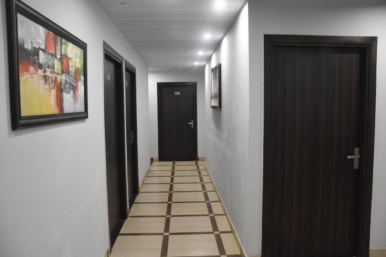 Hotel De Luxe Basai Road คูร์เคาน์ ภายนอก รูปภาพ