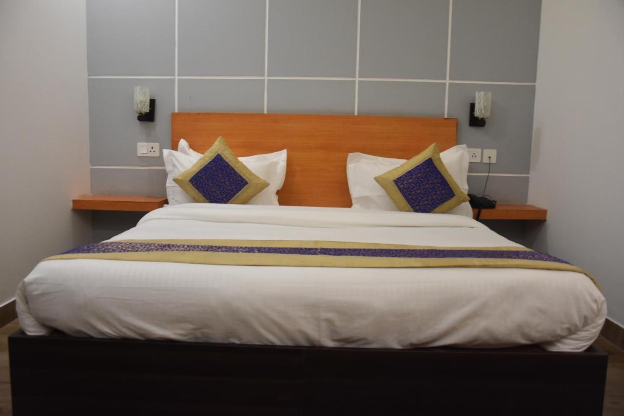 Hotel De Luxe Basai Road คูร์เคาน์ ภายนอก รูปภาพ