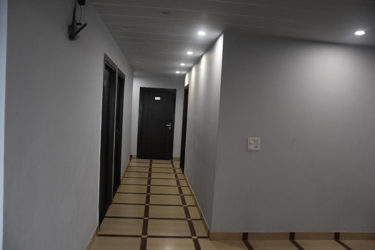 Hotel De Luxe Basai Road คูร์เคาน์ ภายนอก รูปภาพ
