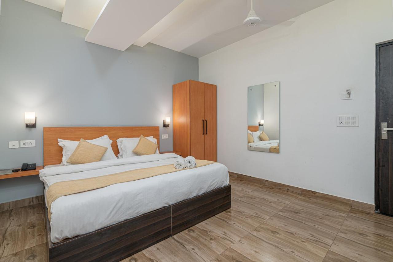 Hotel De Luxe Basai Road คูร์เคาน์ ภายนอก รูปภาพ