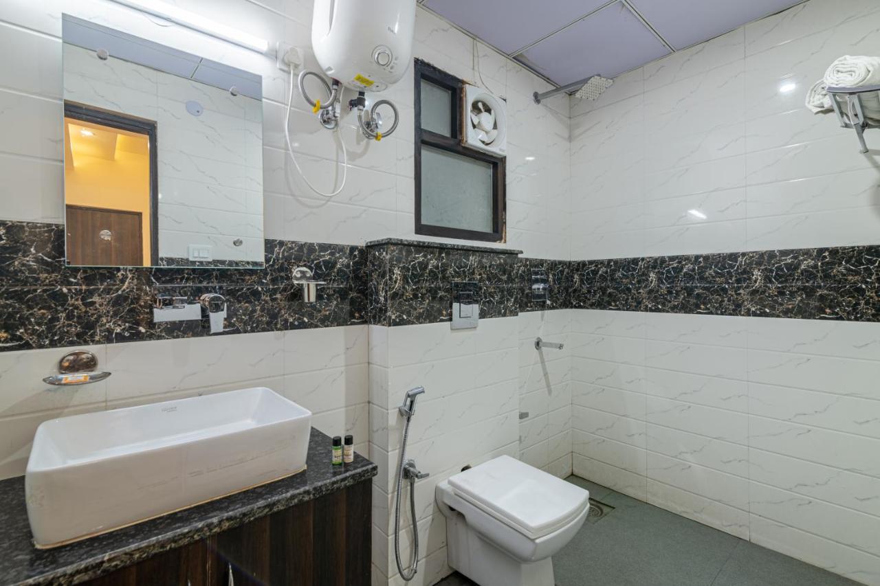 Hotel De Luxe Basai Road คูร์เคาน์ ภายนอก รูปภาพ