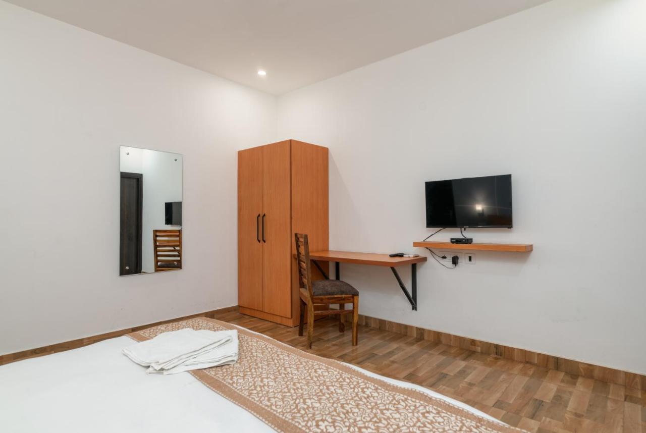 Hotel De Luxe Basai Road คูร์เคาน์ ภายนอก รูปภาพ