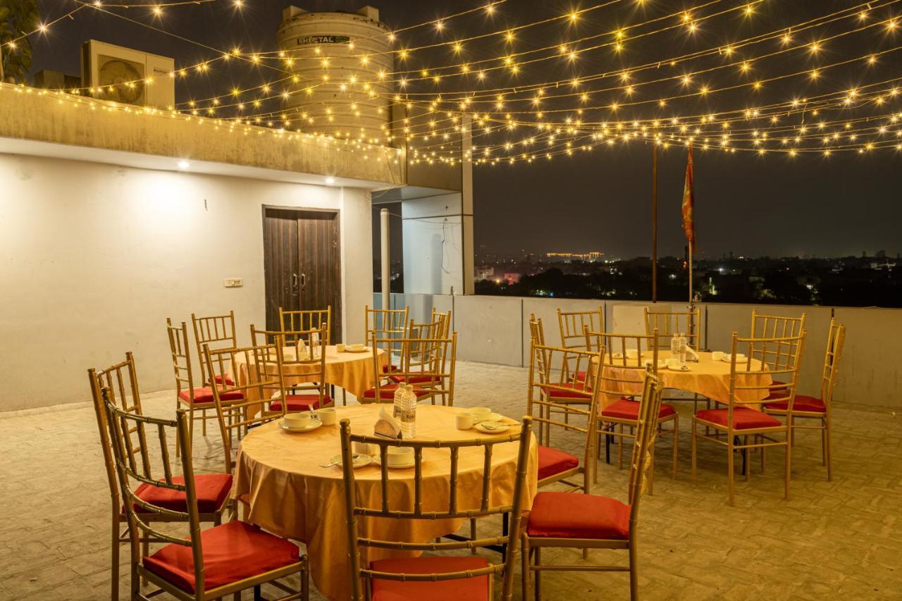 Hotel De Luxe Basai Road คูร์เคาน์ ภายนอก รูปภาพ