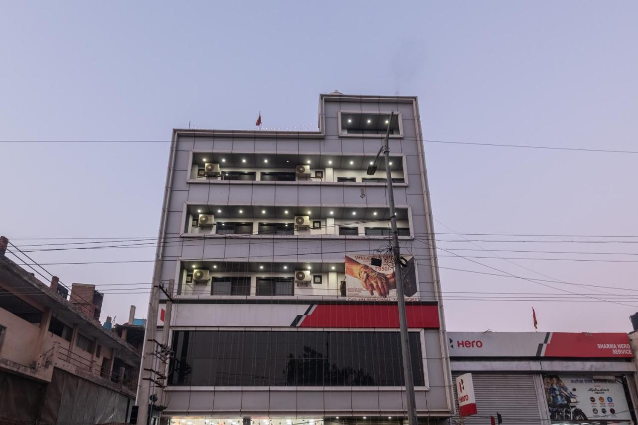 Hotel De Luxe Basai Road คูร์เคาน์ ภายนอก รูปภาพ