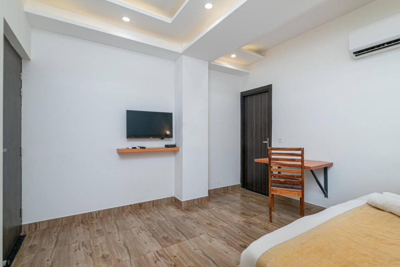 Hotel De Luxe Basai Road คูร์เคาน์ ภายนอก รูปภาพ