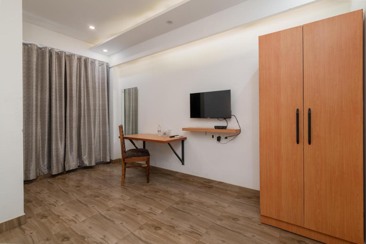 Hotel De Luxe Basai Road คูร์เคาน์ ภายนอก รูปภาพ